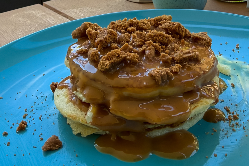 Αφράτα pancakes με σάλτσα Biscoff και τριμμένα μπισκότα Lotus – γλυκιά συνταγή για brunch από το ilovebbq.gr